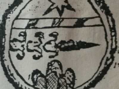 ...era composto da un�aquila che reggeva un cartiglio con una stella a sei punte, un gladiolo, simbolo di forza e tre monti